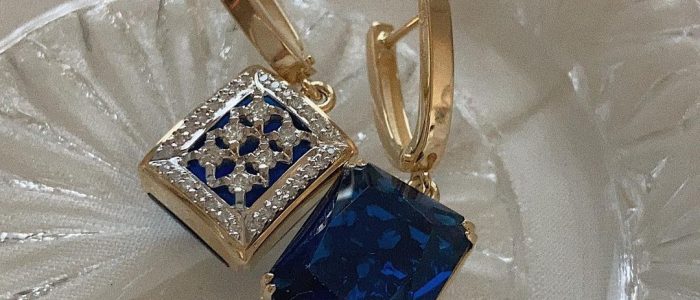 Set with blue corundum-sapphire Set with blue corundum-sapphire